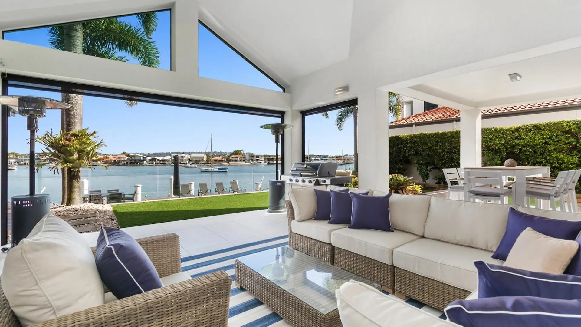 Amazing Canal House With Private Jetty, Gym & Pool 穆卢拉巴
