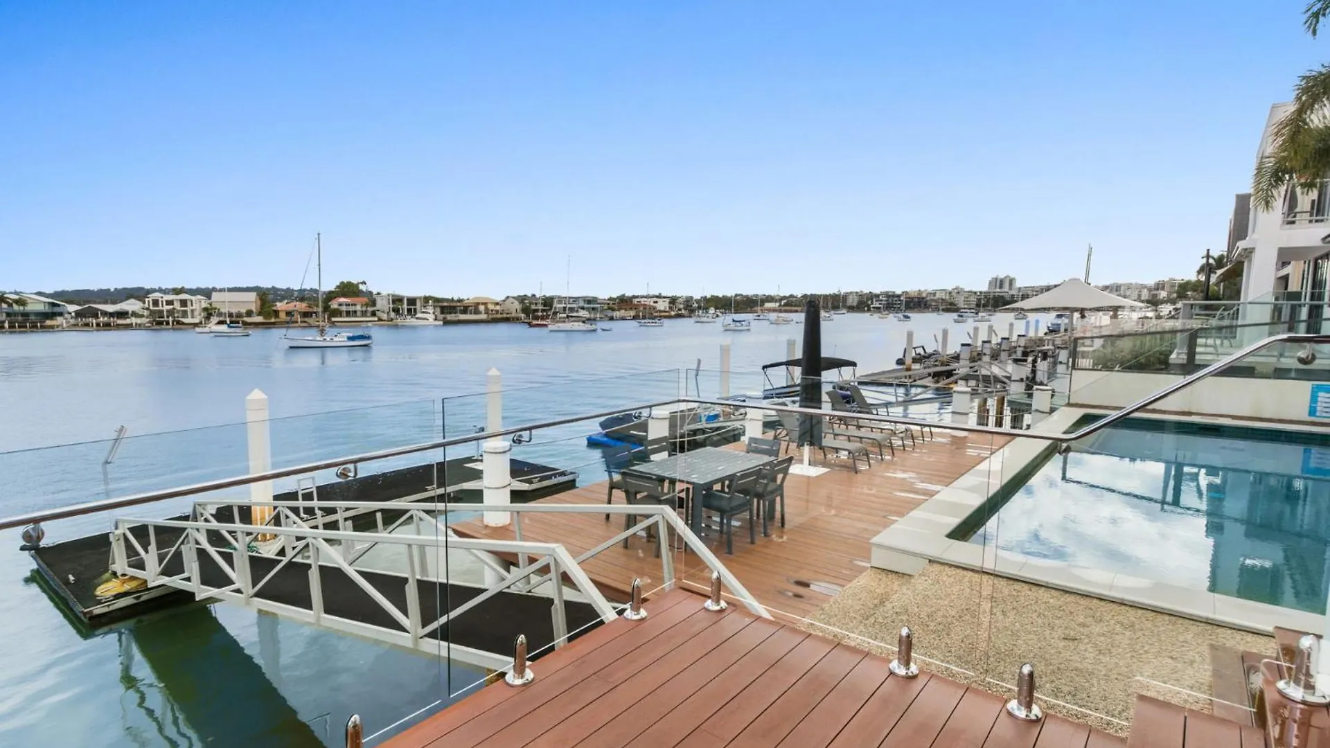 Amazing Canal House With Private Jetty, Gym & Pool 穆卢拉巴 0*,