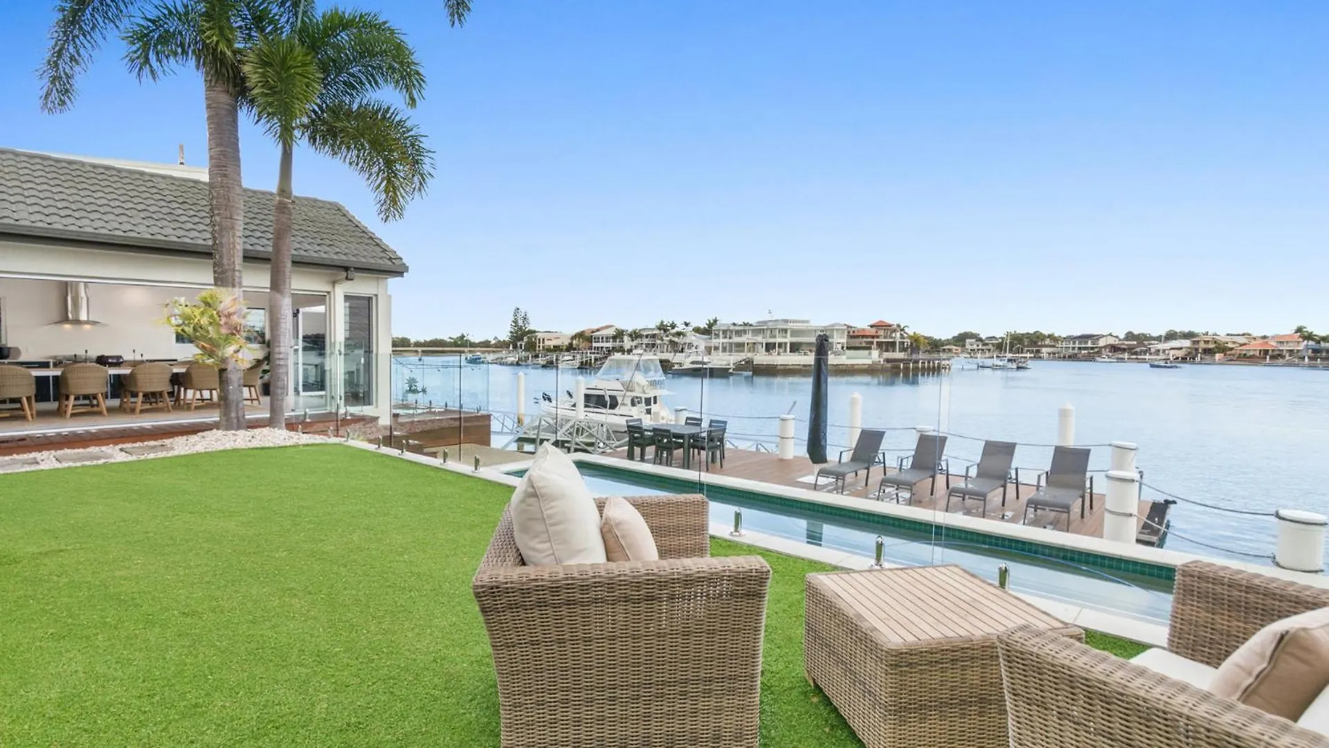 Amazing Canal House With Private Jetty, Gym & Pool联系方式